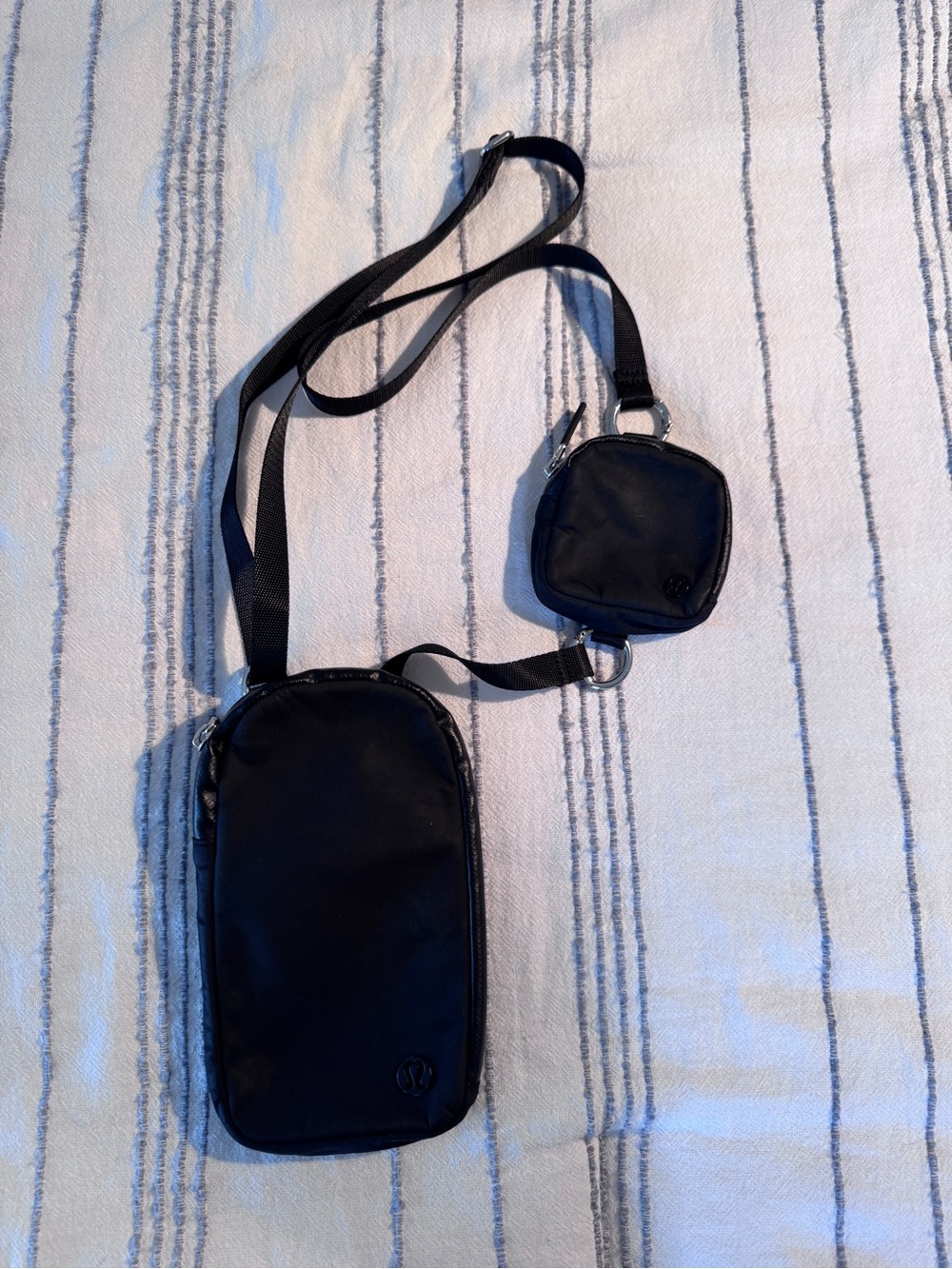 Lululemon crossbody water repellent phone pag